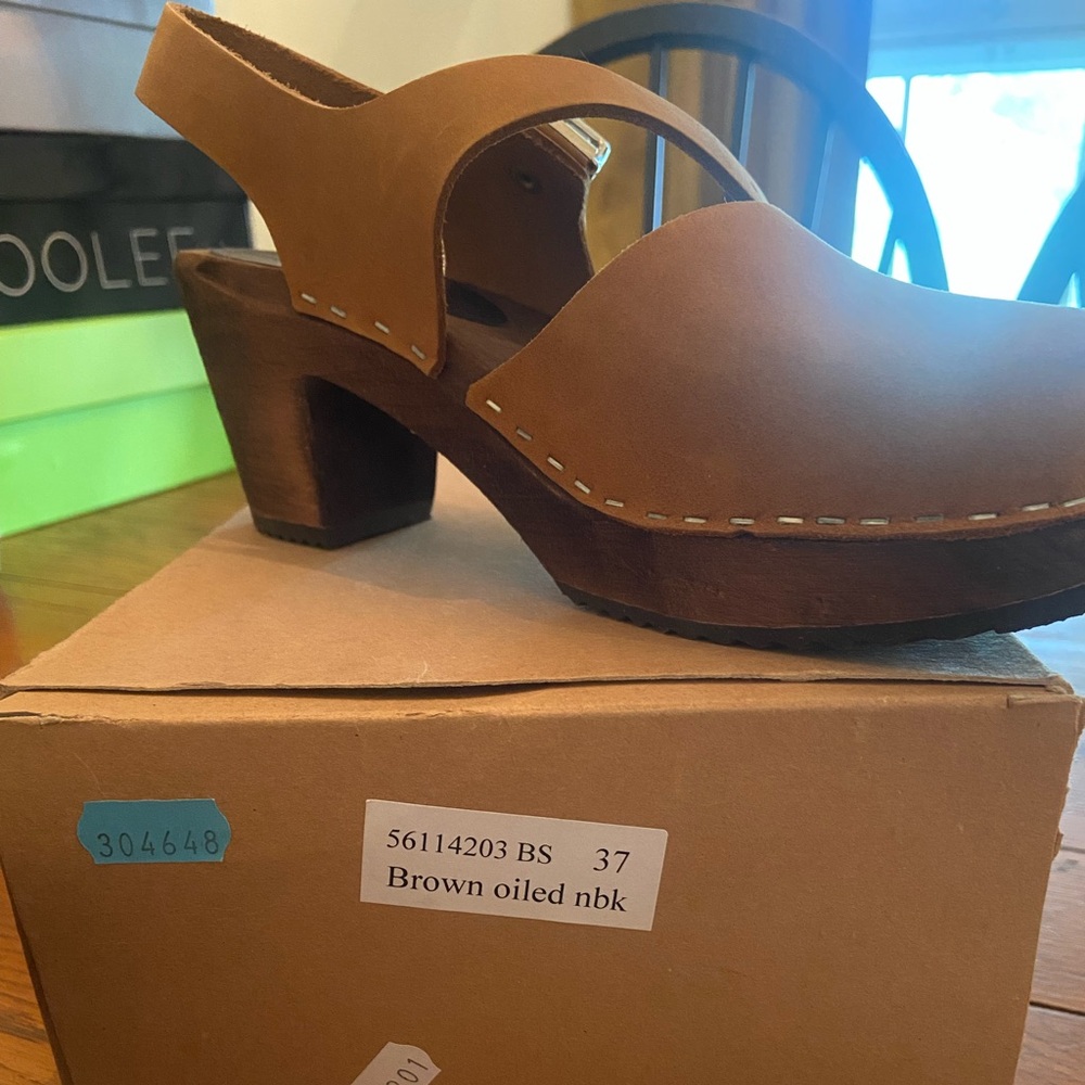 Highwood brown clogs.